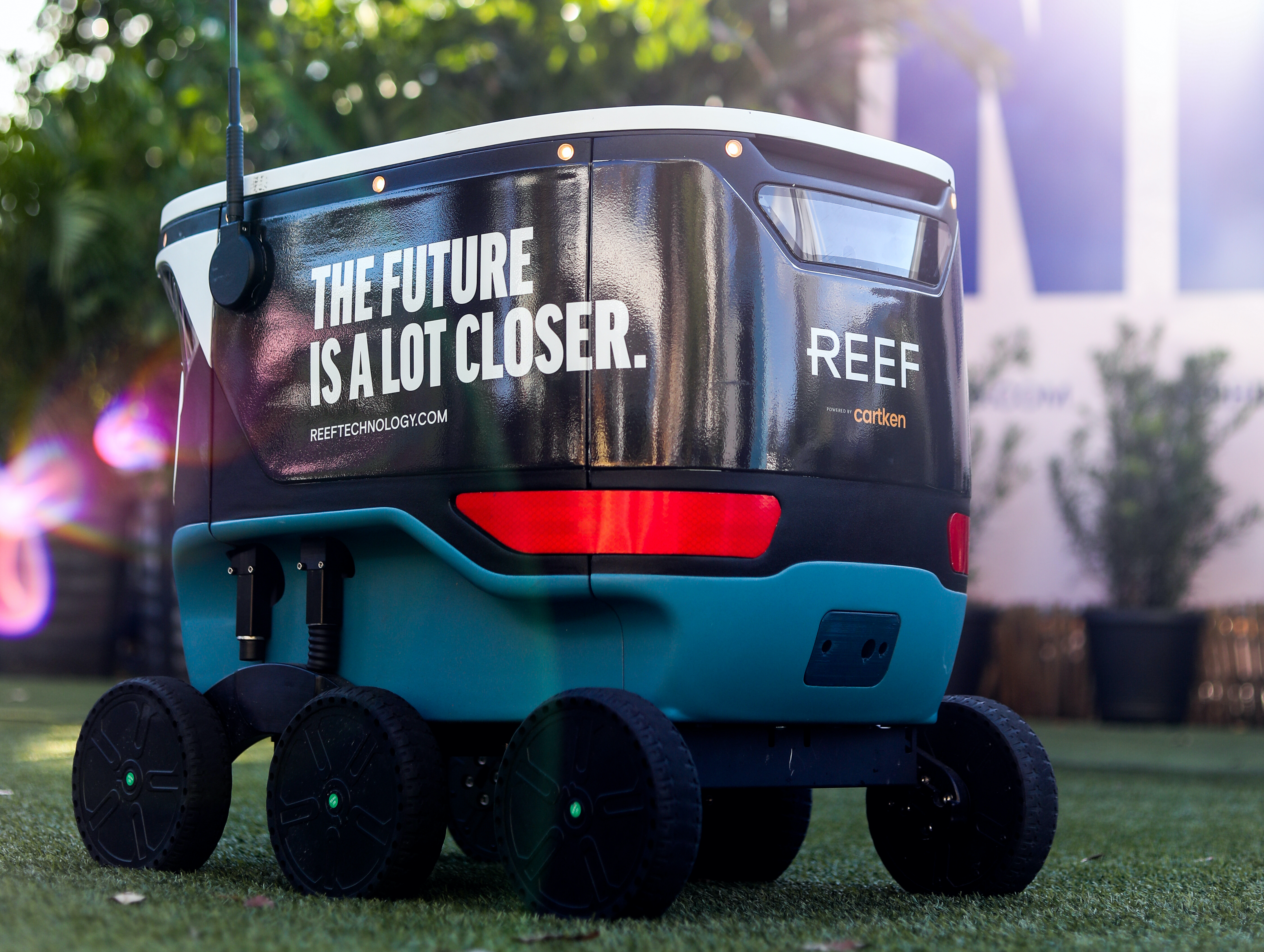 Google Alum Startup Cartken And Reef Technology Launch Miami S First Delivery Robots Iaidl Iaidl